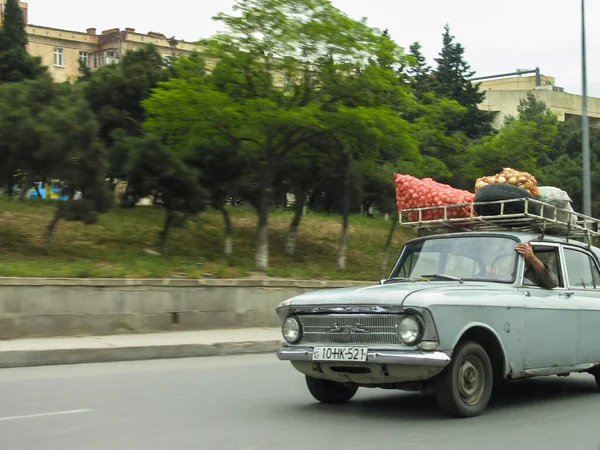 Aserbaidschan, Baku - 12. Mai 20107: Klassischer sowjetischer Oldtimer Moskwitsch mit Kofferraum, der von Säcken mit Gemüse überladen ist — Stockfoto