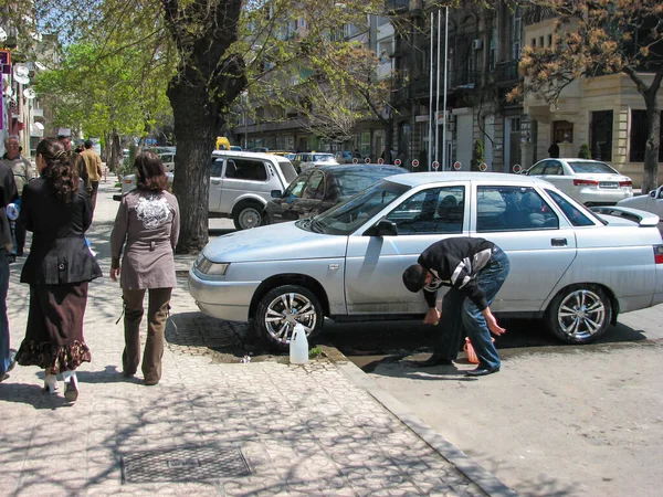 Azerbaijan Baku April 2007 Man Washing Sedan Car Vaz Street — Stock Photo, Image