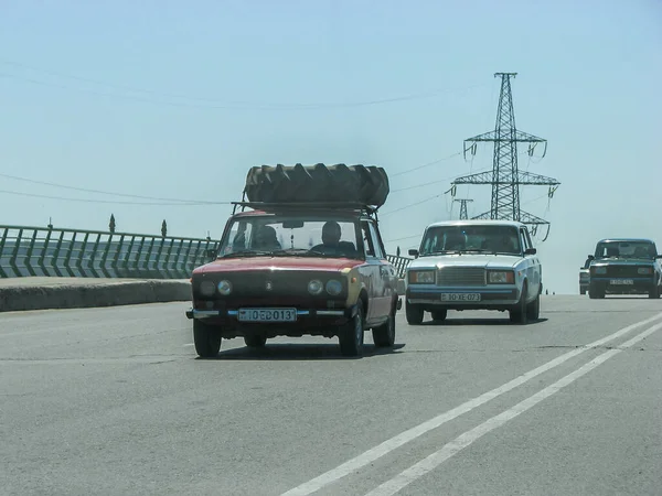 アゼルバイジャン バクー 2007年5月2日 古典的なソ連のヴィンテージセダン車ラダヴァズ2106とトランクそれは袋によってオーバーロードされています — ストック写真
