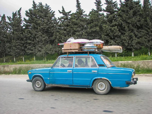 Klassisches sowjetisches Oldtimer-Limousinenauto LADA VAZ 2106 mit Kofferraum, der mit Fracht überladen ist — Stockfoto