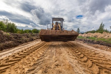 Yol yapımı ve inşaat makinelerinin çalışması.