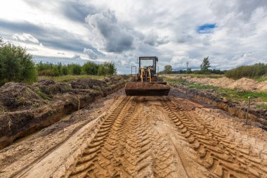 Yol yapımı ve inşaat makinelerinin çalışması.