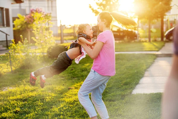 Niña Jugando Con Hermano Pequeño Patio Trasero Día Soleado —  Fotos de Stock