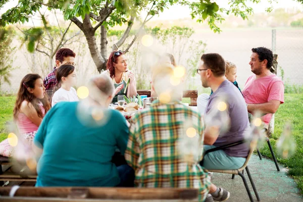 Lycklig Familj Picknickbord Solig Dag — Stockfoto