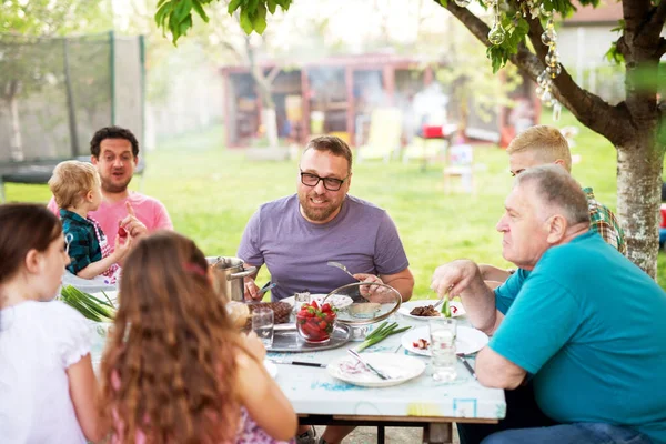 晴れた日のピクニック テーブルに幸せな家族 — ストック写真