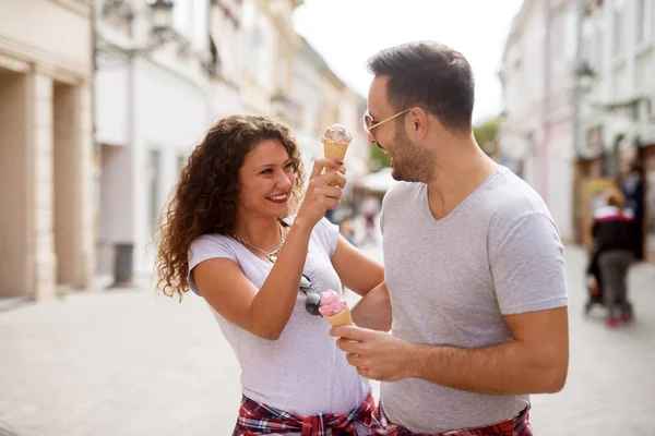 Şehirde Seyahat Dondurma Yemek Genç Mutlu Aşk Çift — Stok fotoğraf