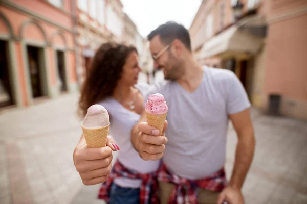 Şehirde Seyahat Dondurma Yemek Genç Mutlu Aşk Çift — Stok fotoğraf
