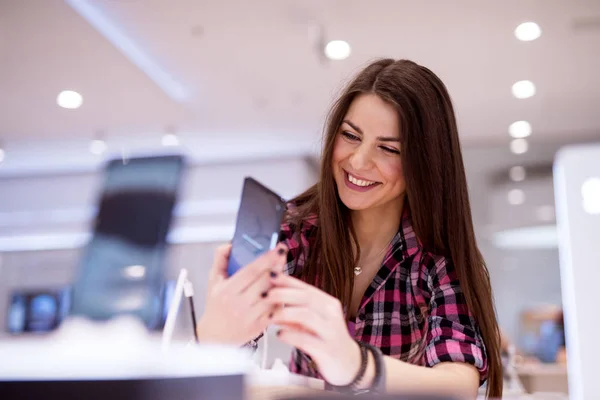 Bella Donna Carina Che Sceglie Telefono Cellulare Negozio — Foto Stock