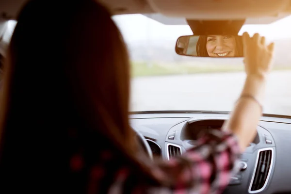 Mooie Jonge Gelukkige Vrouw Rijdt Auto — Stockfoto