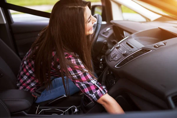 Bela Jovem Mulher Feliz Carro Condução — Fotografia de Stock