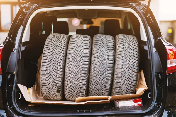 Stack Uttjänta Bildäck Bil Trunk Närbild — Stockfoto