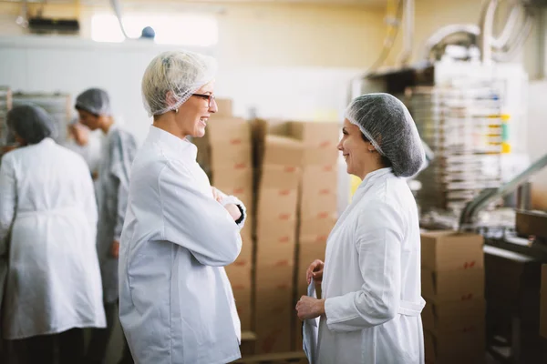 Dos Jóvenes Trabajadores Con Ropa Estéril Hablando Trastero — Foto de Stock