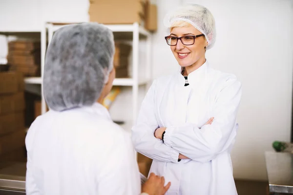 Twee Jonge Werknemers Dragen Van Steriele Kleding Praten Opslag Kamer — Stockfoto