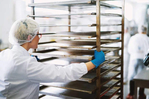 Hembra Joven Trabajando Empujando Estante Con Hojalata Llena Galletas Recién — Foto de Stock