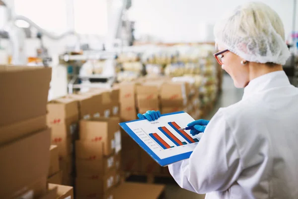 Junge Arbeiterin Checkt Schautafeln Fabrikhalle — Stockfoto