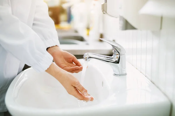 Travailleuse Stérilisant Les Mains Avant Travail — Photo