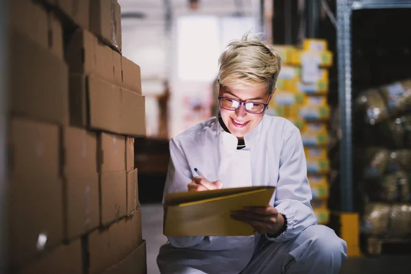 Joven Trabajadora Contando Cajas Los Resultados Almacenamiento Escritura —  Fotos de Stock