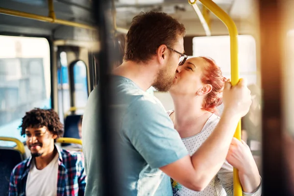 年轻可爱情侣在公车上接吻 — 图库照片