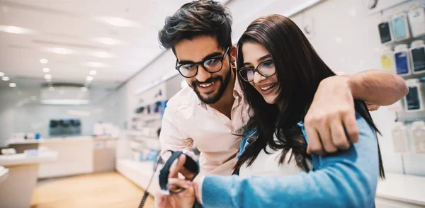 Jovem Casal Feliz Loja Eletrônicos Escolher Novo Smartwatch — Fotografia de Stock