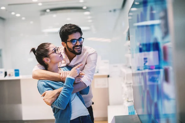 Feliz Joven Amor Pareja Elegir Nuevo Tienda Tecnología Abrazos — Foto de Stock