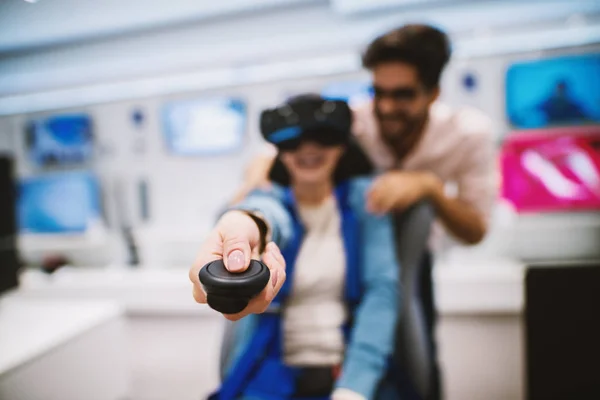 Junges Paar Mit Brille Technologiegeschäft — Stockfoto