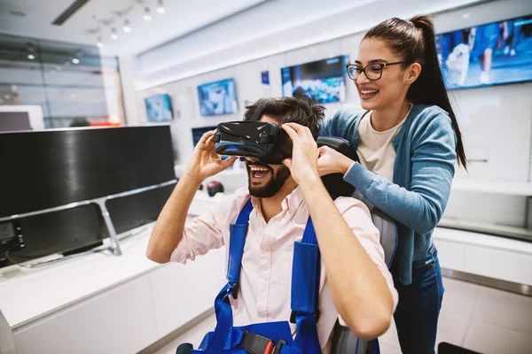 Junge Frau Mit Spaß Und Ihr Freund Testen Gadget Tech — Stockfoto