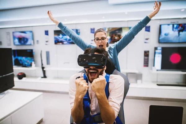 Junge Frau Mit Spaß Und Ihr Freund Testen Gadget Tech — Stockfoto