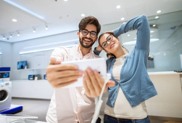 Junges Glückliches Paar Macht Selfie Elektronikgeschäft — Stockfoto