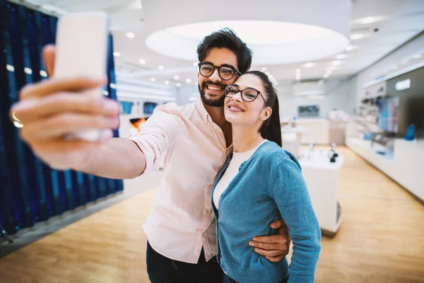 Młoda Szczęśliwa Para Elektronice Przechowywać Biorąc Selfie — Zdjęcie stockowe