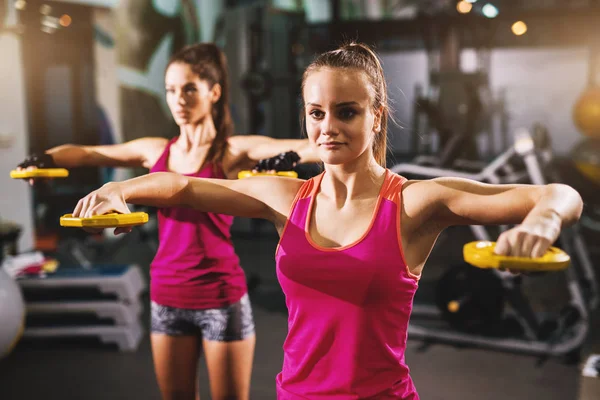 Två Unga Friska Sportiga Kvinnor Tränar Med Vikter Gymmet — Stockfoto