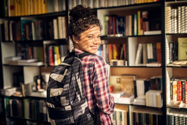 Joven Estudiante Eligiendo Libro Estantería Biblioteca — Foto de Stock