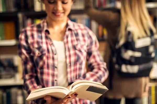 Concepto Educación Biblioteca Estudiantes Mujer Joven Feliz Pie Con Libro —  Fotos de Stock