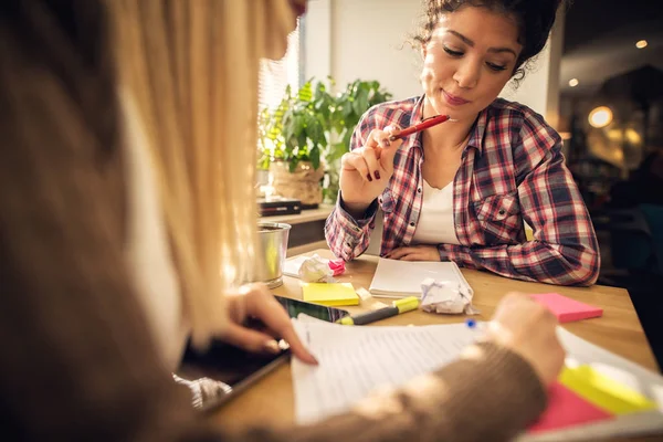 Dos Amigas Jóvenes Que Estudian Biblioteca Preparándose Para Examen — Foto de Stock