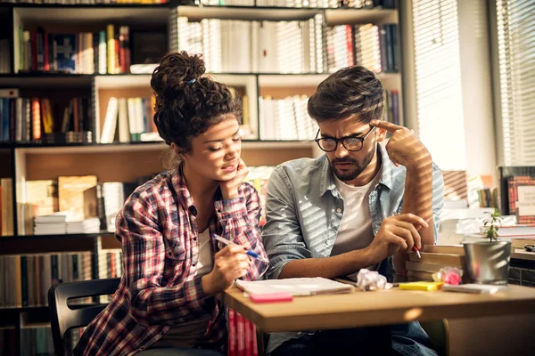 Concepto Educación Biblioteca Estudiantes Amor Trabajo Equipo Joven Pareja Feliz — Foto de Stock