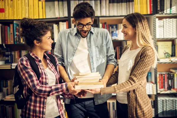 Concepto Educación Biblioteca Estudiantes Trabajo Equipo Tres Jóvenes Amigos Felices — Foto de Stock