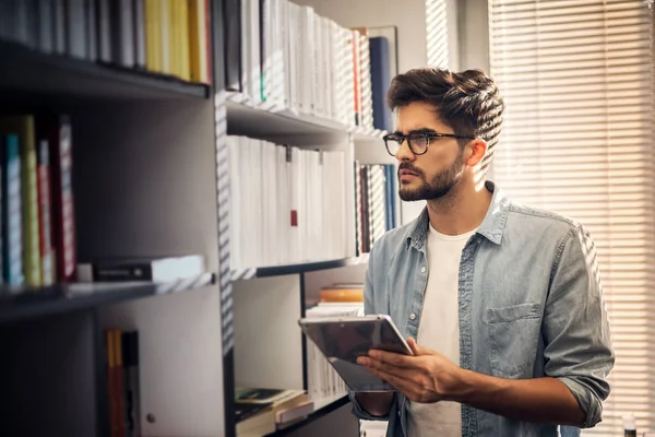 Retrato Jovem Estudante Bonito Escolhendo Livro Estante Biblioteca Usando Tablet — Fotografia de Stock