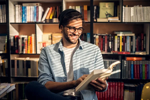 Портрет Молодої Усміхненої Студентської Читацької Книги Бібліотеці — стокове фото