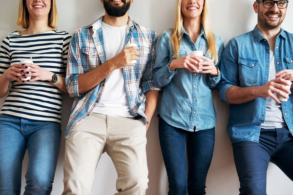 Grupo Jóvenes Compañeros Felices Divirtiéndose Descanso Mientras Toma Café — Foto de Stock