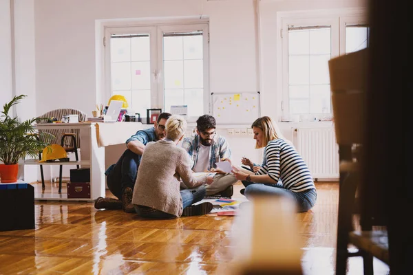 Jóvenes Empresarios Innovadores Sentados Suelo Círculo Lluvia Ideas Trabajo Equipo — Foto de Stock