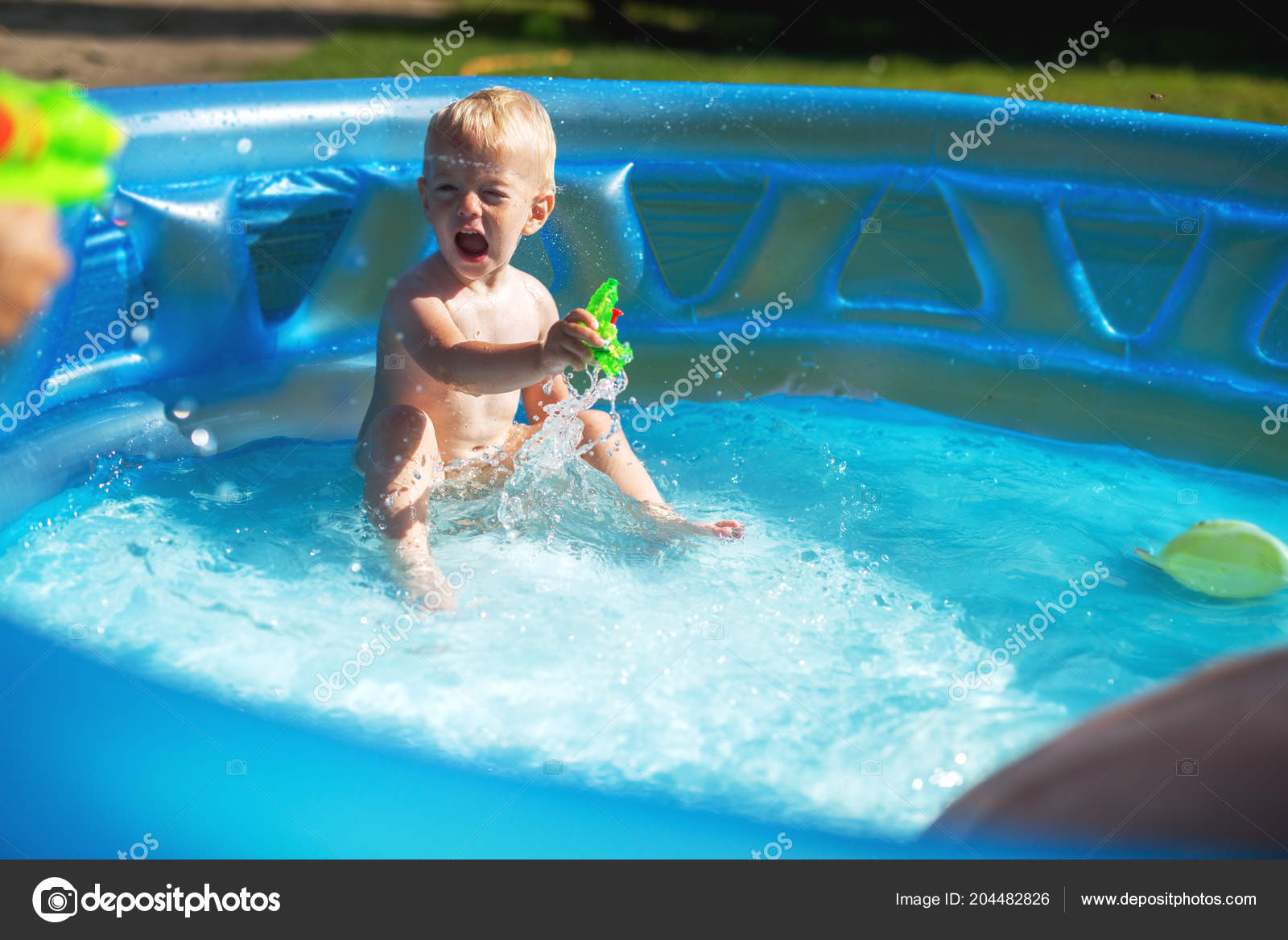 Niño Lindo En El Borde De La Piscina Con Gorro Imagen de archivo - Imagen  de vacaciones, deporte: 195556089