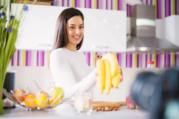 Jovem Bela Mulher Alegre Mostrando Bananas Frescas Para Câmera — Fotografia de Stock