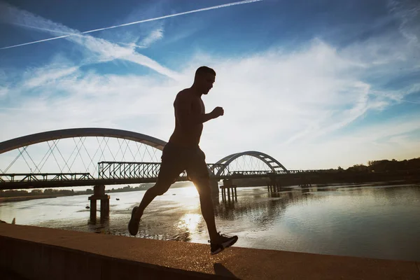 Fitnesstraining Freien Gutaussehender Mann Der Morgens Bei Sonnenaufgang Übungen Macht — Stockfoto