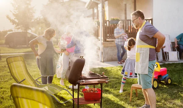 Arka Bahçede Izgarası Olan Neşeli Aile Yemekleri Mutlu Aile Barbeküsü — Stok fotoğraf