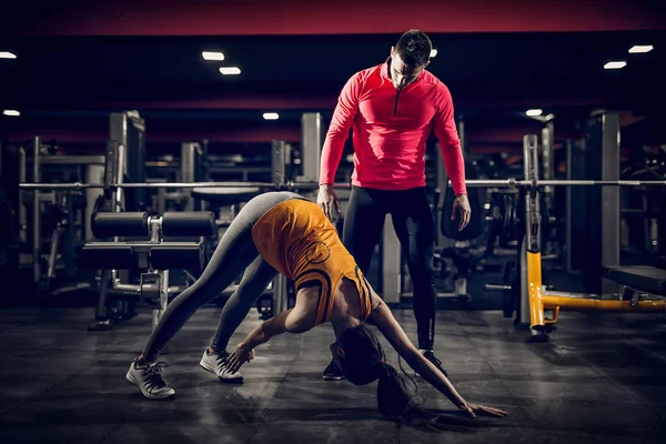 Attraktiv Ung Kvinna Sportkläder Stretching Med Personlig Tränare Gymmet — Stockfoto