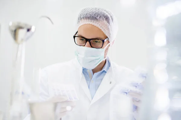 Cientista com máscara facial em laboratório — Fotografia de Stock