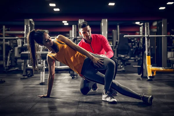 Attraktive Fitte Junge Frau Beim Training Personal Trainer Dahinter — Stockfoto