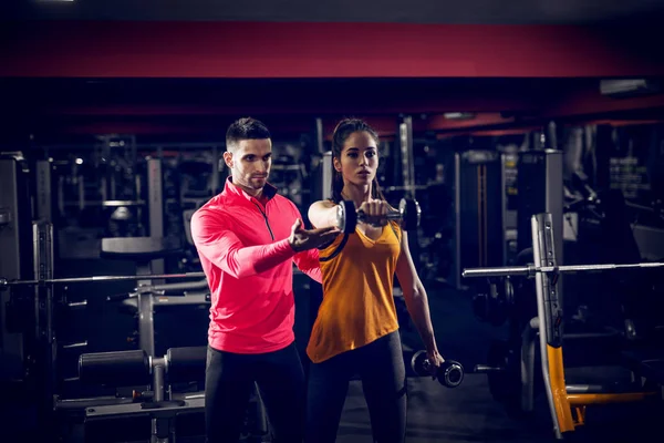 Mooie Sportieve Vrouw Trainen Met Halters Sportschool Gespierde Persoonlijke Trainer — Stockfoto