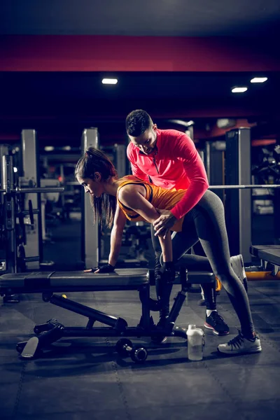 Atraente Ajuste Jovem Mulher Exercício Personal Trainer Atrás — Fotografia de Stock