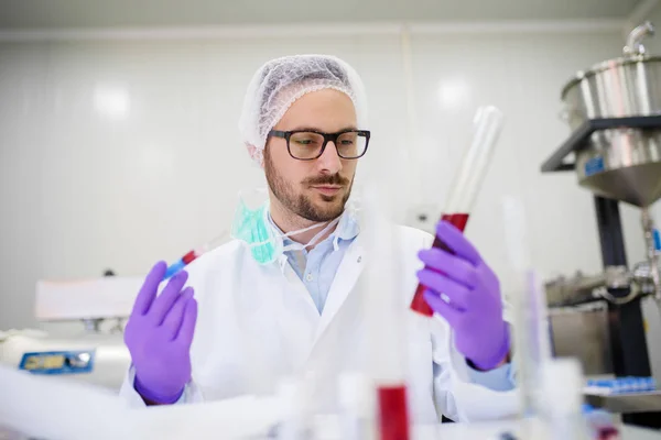 Scientist with face mask in laboratory — Stock Photo, Image