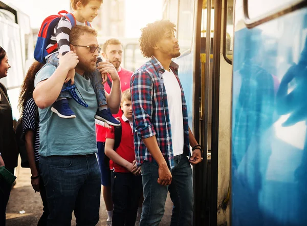 Group People Entering Blue Bus Carrying Luggage — Stock Photo, Image